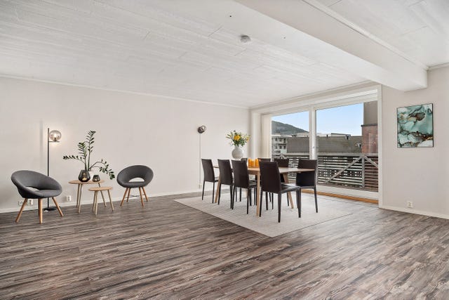 Stuen er meget stor, utstyrt med peisovn og innbyr til mange ulike møbleringsmuligheter.