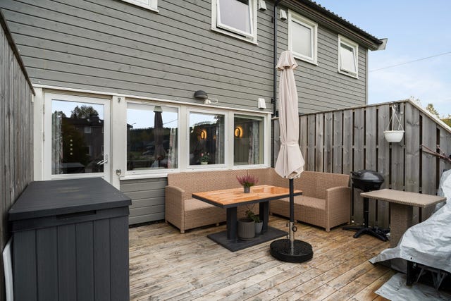 Terrasse er ca. 16 m² og har god plass til både møbler og grill. Et lunt uteområde skjermet mot begge naboene.