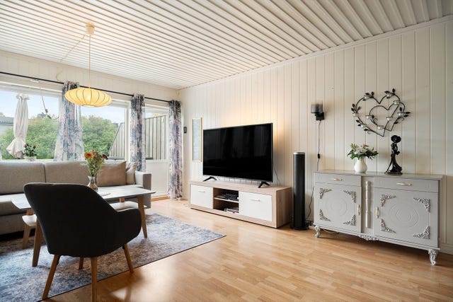 Fra stuen er det utgang til en romslig og skjermet terrasse med videre tilkomst til stort og felles hageområde.