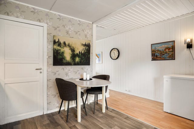 Boligen har hovedsakelig lyse overflater som gir et godt utgangspunkt for å sette sitt eget preg på hjemmet.