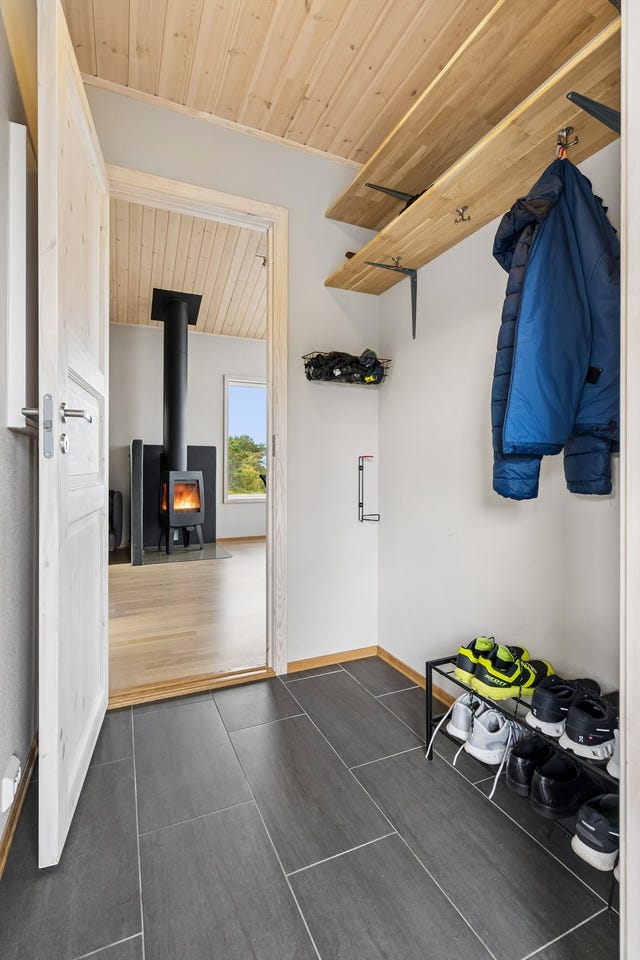 Entré med gulvvarme - noe som er i hele hytten for øvrig.