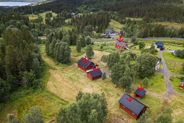 Bygningene består av:  Fritidsbolig, garasje, traktorgarasje, bod/pumpehus (felles vannanlegg) og fjøs/låve.  I tillegg er det et lite vedhus med torvtak 
Idyllisk beliggenhet i et naturskjønt område på Drevvatnet.