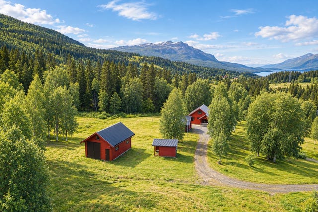 Her har man god plass for parkering og oppstilling av biler o.l.  Ekstra luksus med både isolert garasje og traktorgarasje.