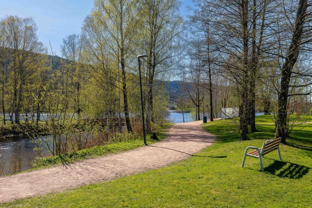 Like nedenfor er stort rekreasjonsområde like ved elva