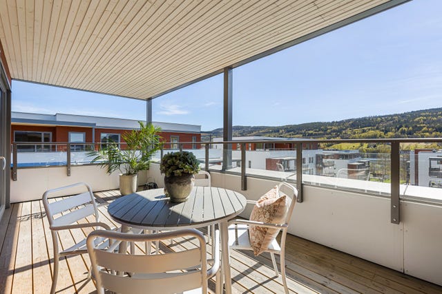 I hele fronten av leiligheten er det en sørvendt overbygget terrasse på 17 kvm med flott utsikt og gode solforhold