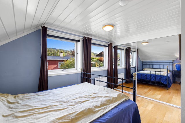 På soverommet er det montert skyvedørsgarderobe.