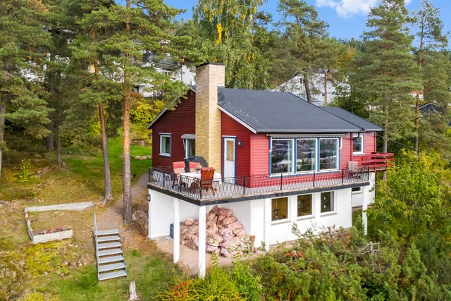 Beliggende på en fin høyde i naturskjønne omgivelser