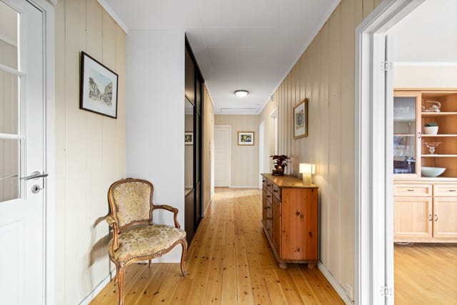 Romslig gang med skyvedørsgarderobe