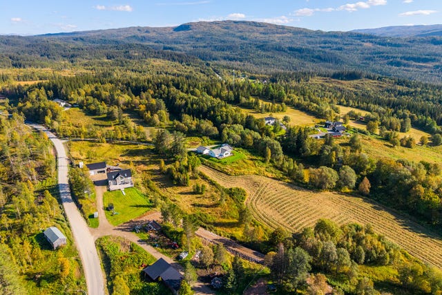 For den friluftsinteresserte byr området på flotte turmuligheter året rundt, både til fots og på ski. Avstand til nærmeste bydel Gruben er ca. 8,5 kilometer og avstand til sentrum av Mo i Rana er kun en kjøretur på ca. 12 minutter.