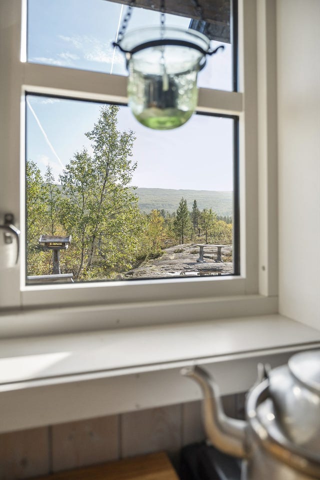 Hytten er utstyrt med solcelleanlegg med batteripakke samt aggregat. 220 volt.