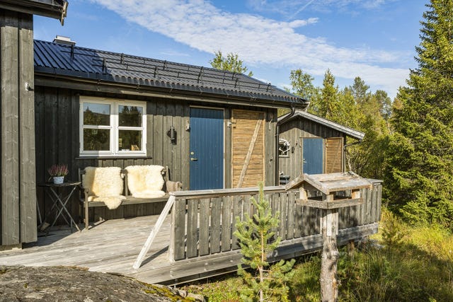 Eiendomstomt på 993.5 m2. I forbindelse med inngangsdør er en lun og koselig terrasse.