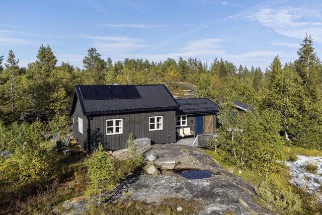 I forbindelse med utvidelsen ble den eksisterende bygningskroppen oppgradert med etterisolering, ny utvendig kledning, utskifting av vinduer og nytt tak.