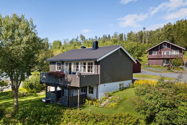 Her finner du en koselig enebolig med fine omgivelser. Sol fra morgen til langt på kveld midtsommers.