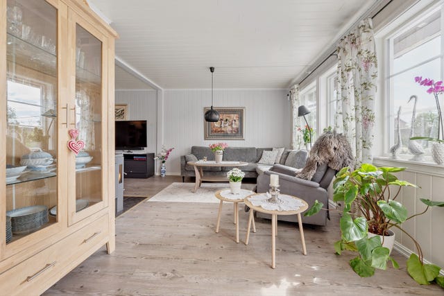 Stua gir flere møbleringsmuligheter.