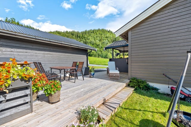 Hyggelig og stor terrasse hvor du kan gå "tørrskodd" til inngangspartiet.  Terresen ble bygd i 2024. Platter og veranda med utgang fra stua er til sammen ca. 54 m2.  I tillegg er det en platt foran inngangsdøra til sokkelen på ca. 10 m2.