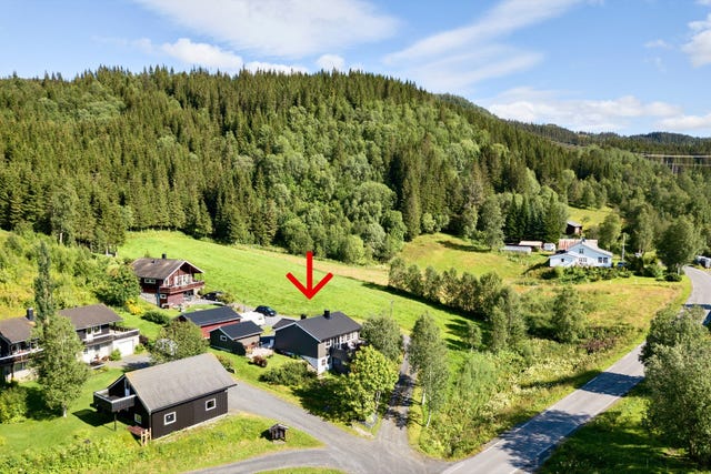 Beliggenhet i et landlig, fint og solrikt område i Marka med kun ca. 10 min kjøring til Mosjøen sentrum. Tomta er fint beplantet med bl.a.  jordbær, solbær, rips og litt potet.