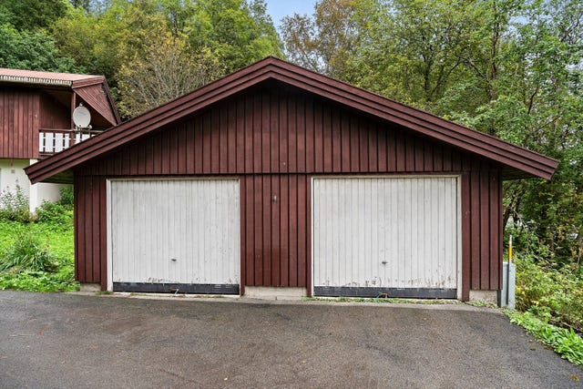 Eiendommen ligger på Selfors med en tilbaketrukket og skjermet beliggenhet i. Boligen er omgitt av frodig vegetasjon som bidrar til gode sol- og privatlivsforhold, samtidig som det er enkel adkomst fra E6 og kort vei til daglige gjøremål.