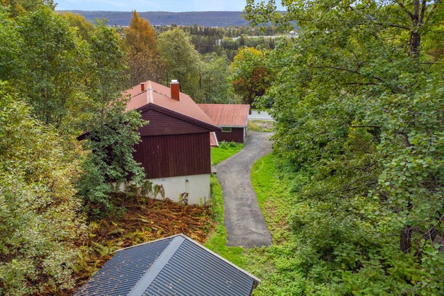 Frittliggende enebolig på Selfors med altan, garasjer og stor eiet tomt. Renoveringsobjekt.