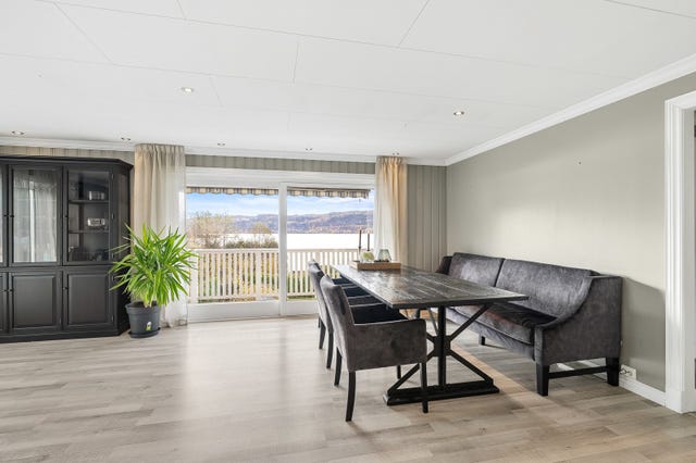 Elegant spiseplass med gode lysforhold. En innbydende sone som binder sammen stue og uteområde.