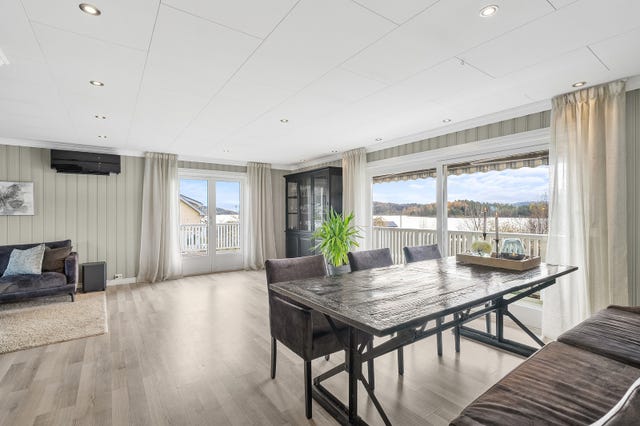 Stilfull stue med flott lysinnslipp. Innbydende oppholdsrom med god plass til både sofakrok og spiseplass.