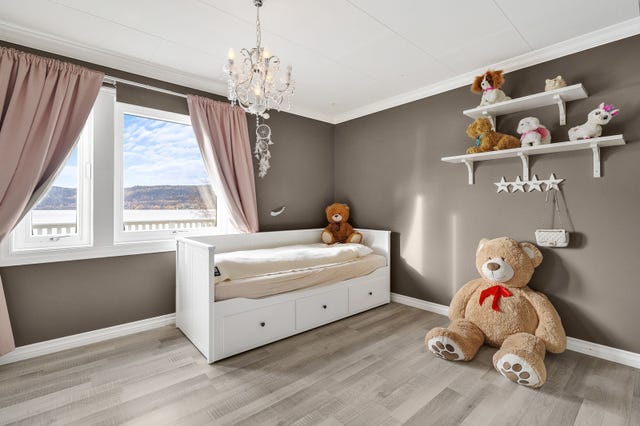 Lyst og romslig soverom med store vinduer. Perfekt barnerom eller gjesterom med god plass og mye lys.