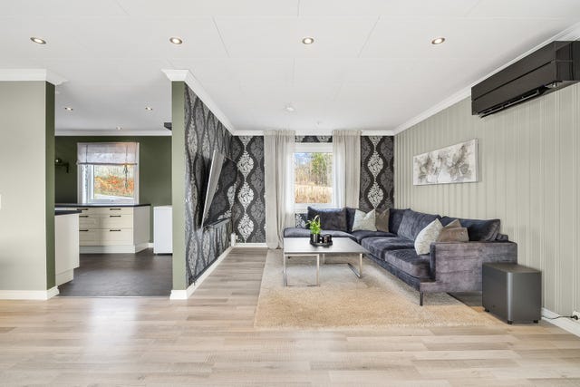 Moderne stue med delikate detaljer. En behagelig atmosfære med varme fargetoner og god planløsning.