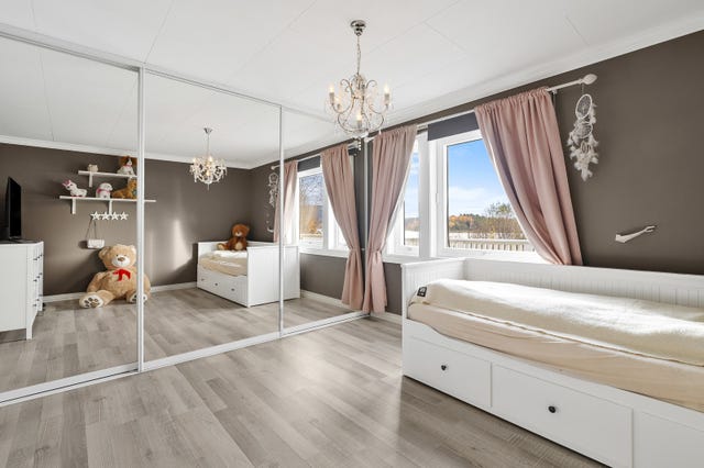 Trivelig soverom med delikate fargetoner. Store vindusflater og speilskyvedørsgarderobe gir romfølelse og eleganse.