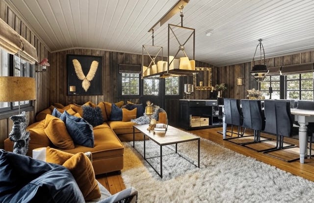 Lun stue med plass til salonggruppe og spisestue.