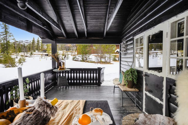 Overbygd terrasse med direkte adgang til tomten.