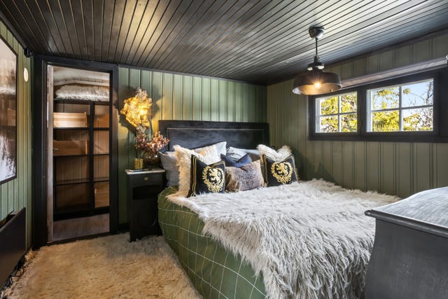 Soverom med 180 seng og mulighet for egen walk in closet i boden