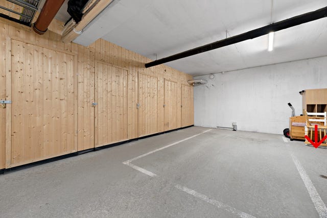 Det medfølge 1 garasjeplass og bod i garasjekjeller.  Parkeringsplassen som pilen viser.