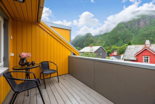 Balkong som gir plass til utemøbler. Balkongen er på ca. 6 m2. Flott utsikt mot Øyfjellet.