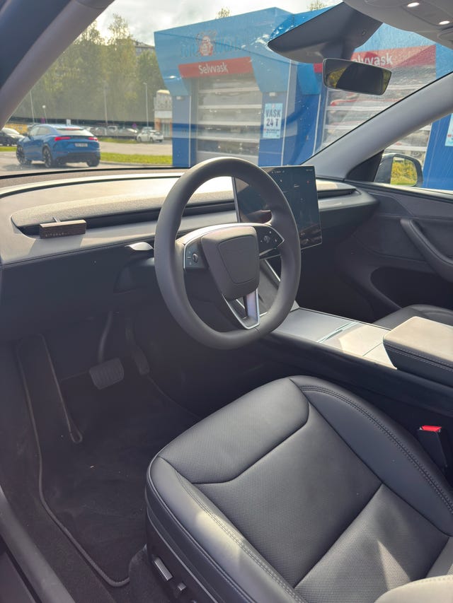 2025 TESLA MODEL Y - 9