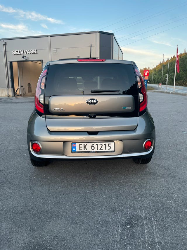 KNAJX81EFJ7027117 2018 KIA SOUL-4