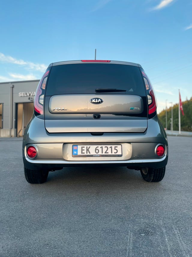 KNAJX81EFJ7027117 2018 KIA SOUL-5
