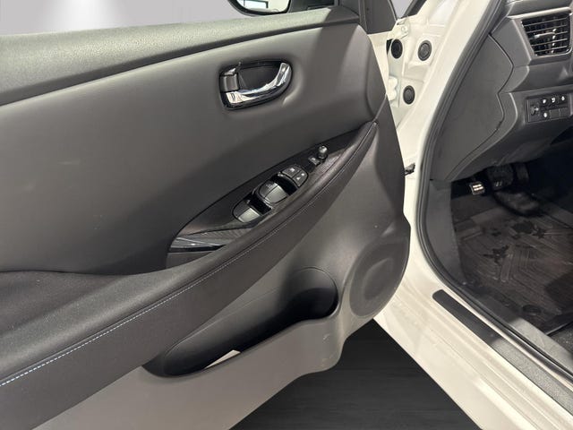 2025 NISSAN LEAF - 17