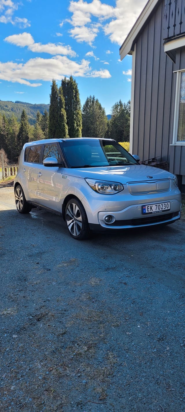KNAJX81EFJ7028856 2018 KIA SOUL-0