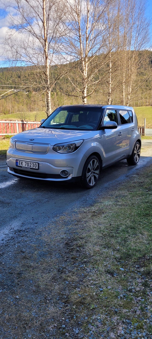 KNAJX81EFJ7028856 2018 KIA SOUL-1