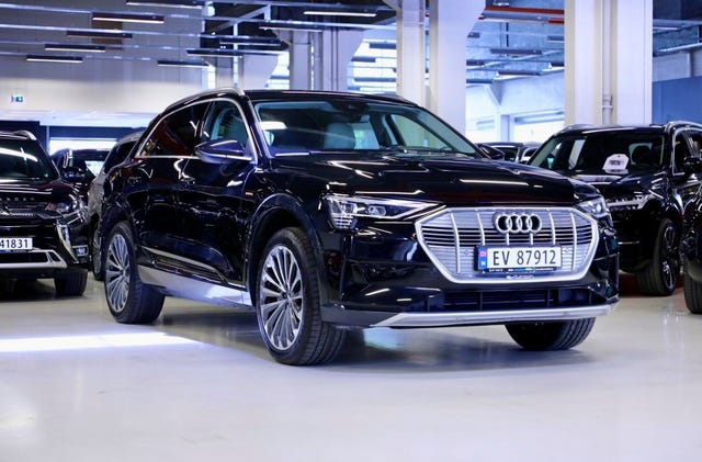 WAUZZZGE8LB001177 2020 AUDI E-TRON-1