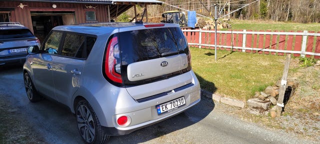 KNAJX81EFJ7028856 2018 KIA SOUL-2