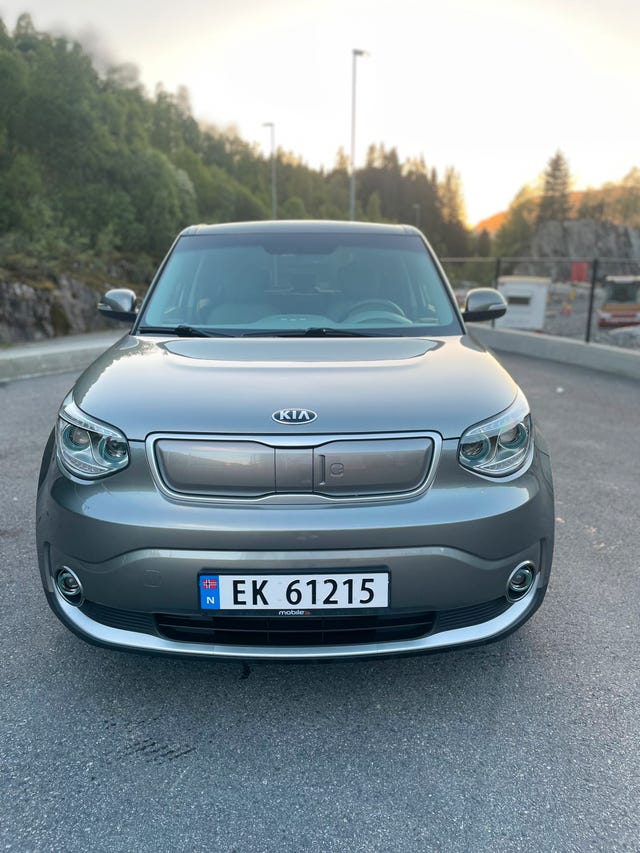 KNAJX81EFJ7027117 2018 KIA SOUL-1