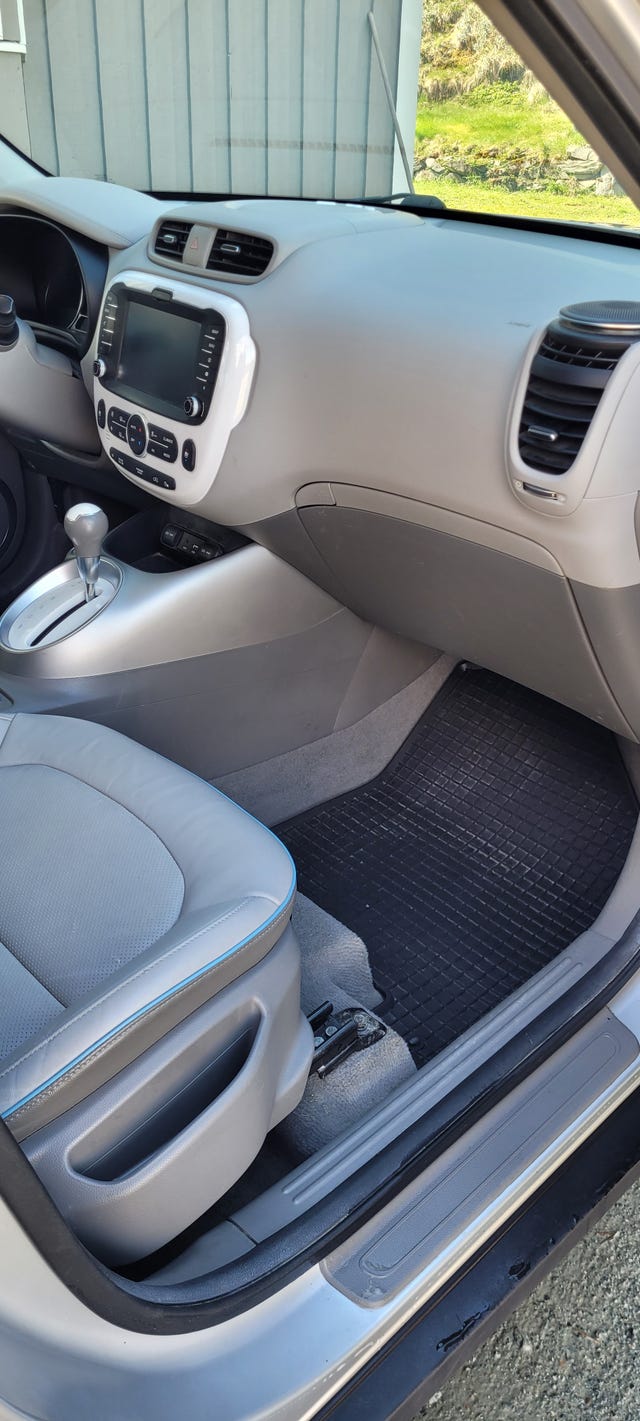 KNAJX81EFJ7028856 2018 KIA SOUL-5