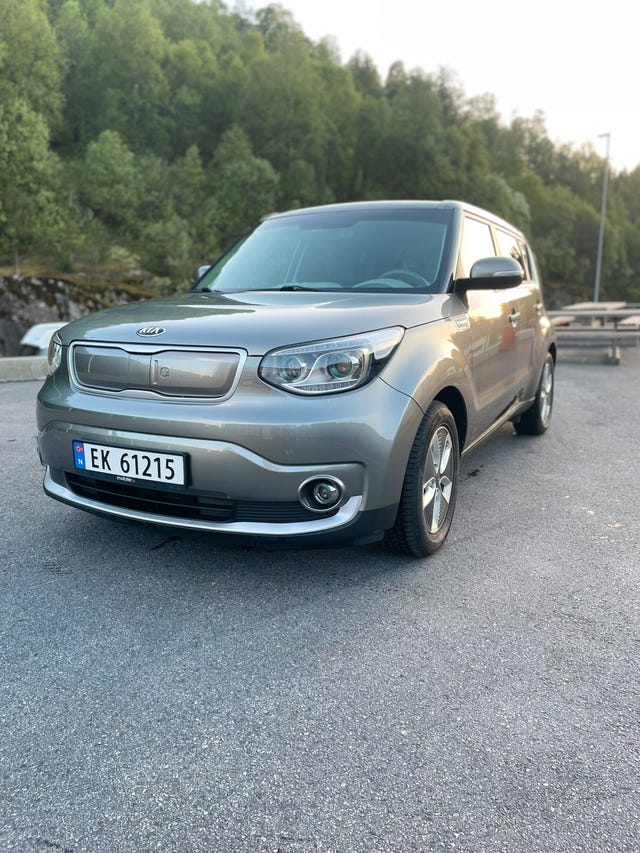 KNAJX81EFJ7027117 2018 KIA SOUL-0
