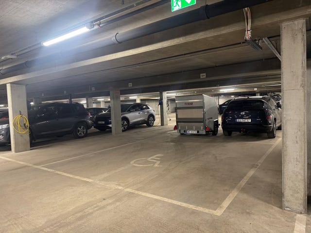 Ekstra stor parkeringsplass medfølger leiligheten