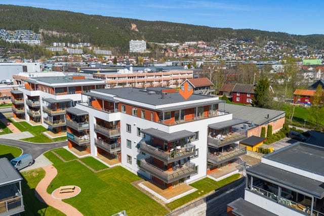 Toppleilighet med komfortabel vannbåren gulvvarme, 1-stavs eikeparkett, Sigdal kjøkken, 2 flislagte bad, integrerte hvitevarer etc