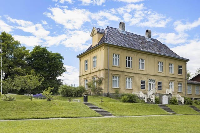 Gården (bygget 1804) er et sjelden komplett anlegg, huset er møblert som i Arbofamiliens tid og parken er bevart | her kan du slappe av og n