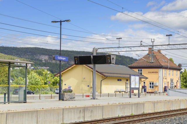 Omlag 15 minutters gange til Gulskogen togstasjon