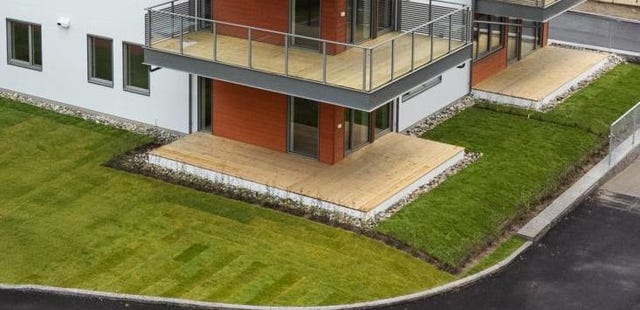 Privat uteareal utenfor stuen med både treplatting og plen på tilsammen ca. 40 kvm.