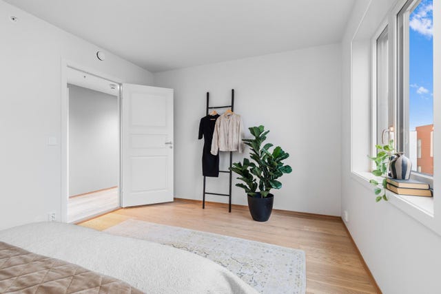 Bildet viser endeveggen | vinduene vender ut mot rolig grønt atrium