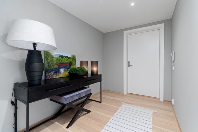 Entré/hall med downlights | god plass til garderobe langs hele den ene veggen